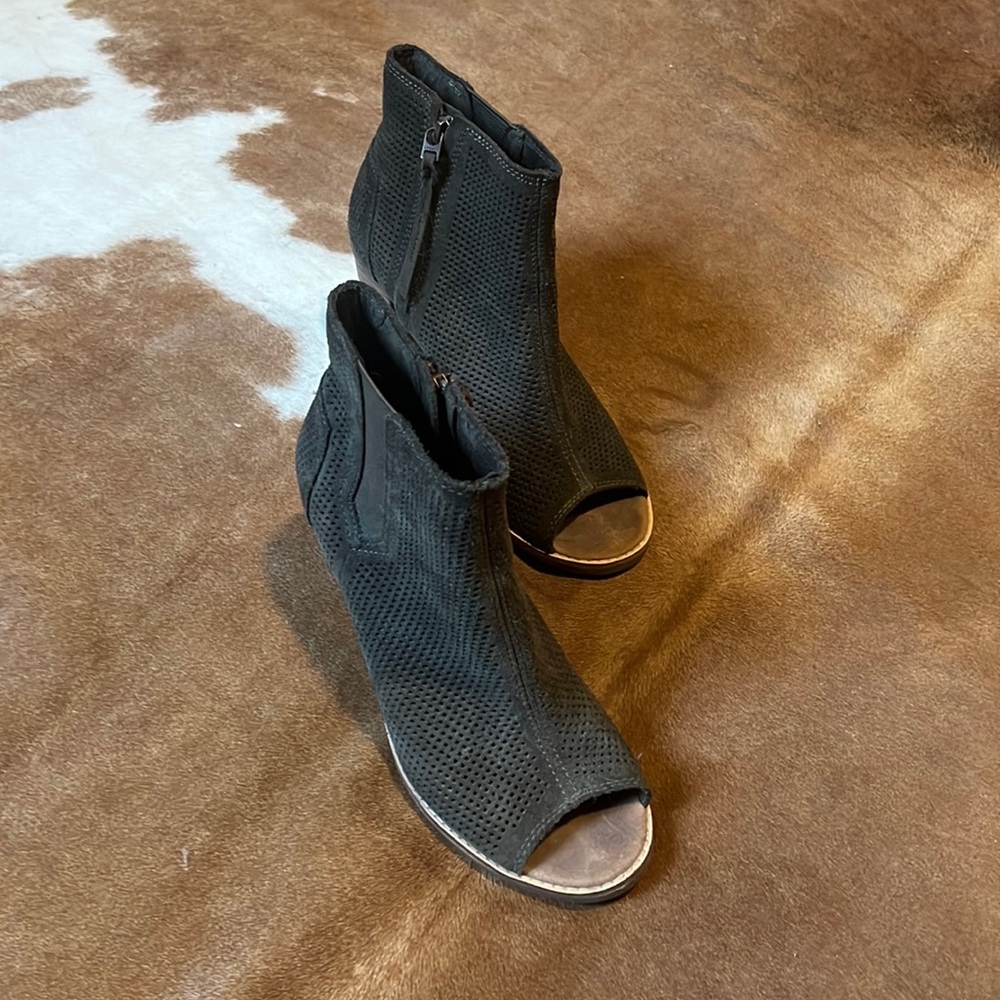 Women’s Tom’s open toe boots, size 8